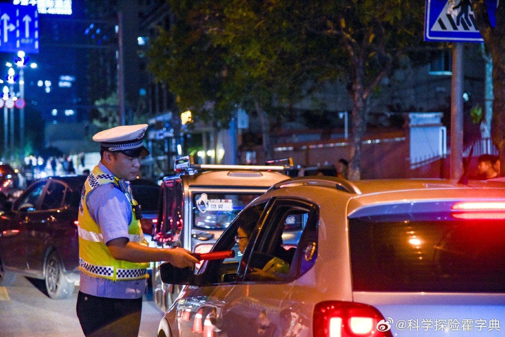 月亮警官普法说 陌生来电不轻信，网络交友不转账，个人信息不泄露。晚安，好梦！晚安