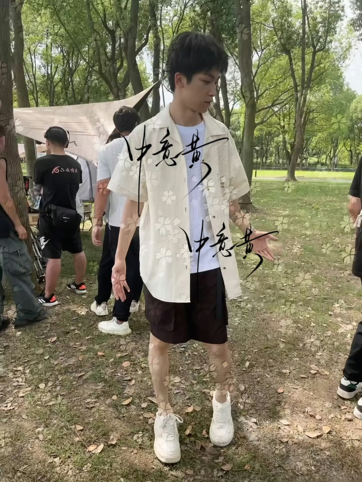 你看婚服是私服战裤也是私服出镜率超级高偏偏miu 这件压箱底了 