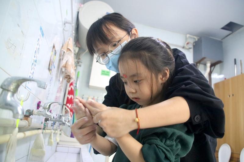 心疼又无奈！丈夫回应妻子洗手洗进医院，48小时皮肤溃烂，真相戳中千万父母！
 