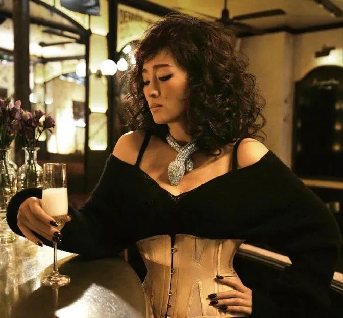 大家都认识这位，美女吗？

看着她这身装扮，这个造型，原来是明星巩俐。

脖子上