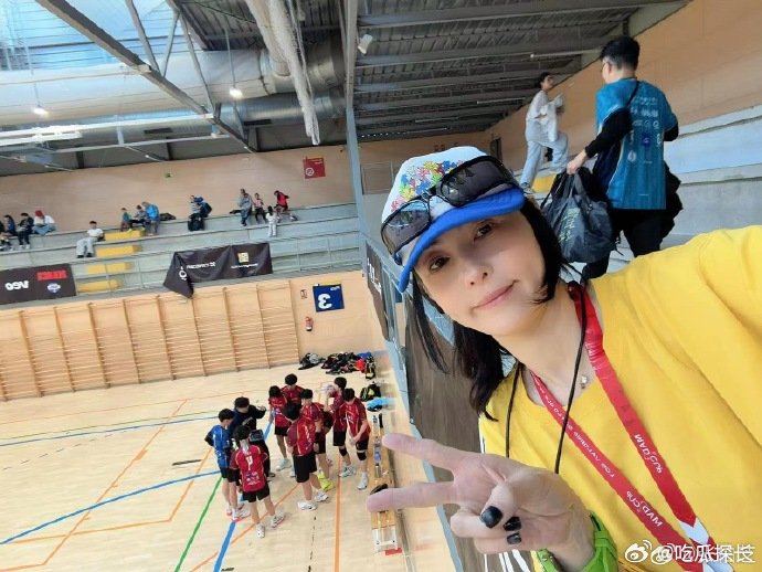 张柏芝晒儿子背影照张柏芝偷拍二儿子打球，晒出的背影照帅气十足，果然帅哥都是从小培