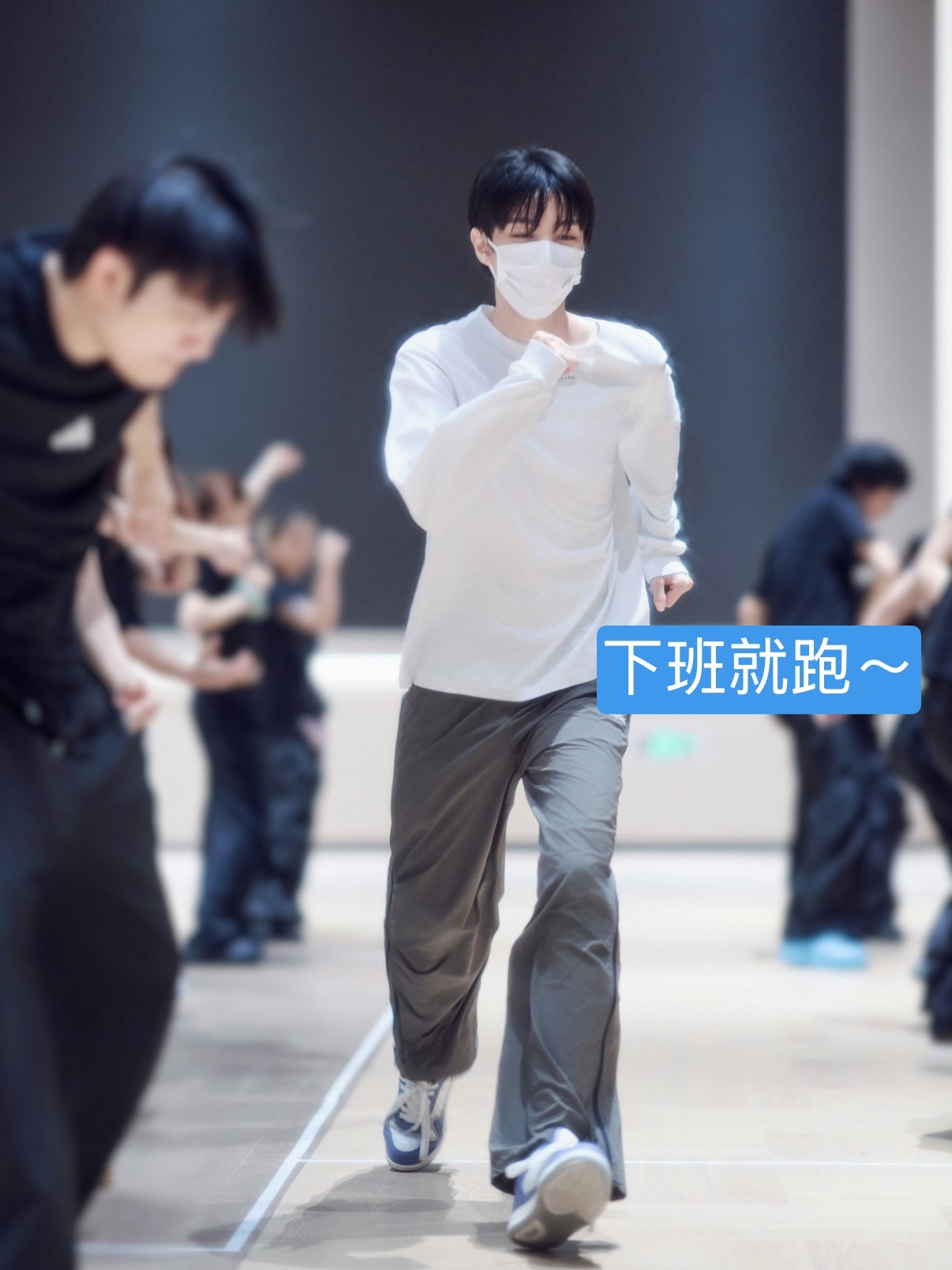 我奔向重庆就王俊凯这样，跑过来这一下好可爱啊凯咪我奔向重庆就王俊凯这样王俊凯跑过
