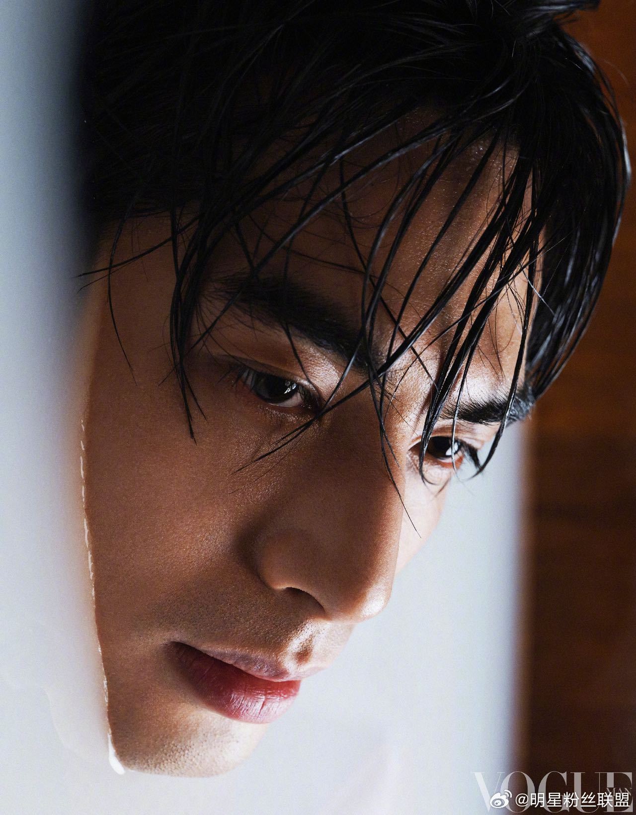 VOGUEMAN宋威龙三月刊封面  宋威龙湿发造型  宋威龙解锁VOGUEMAN