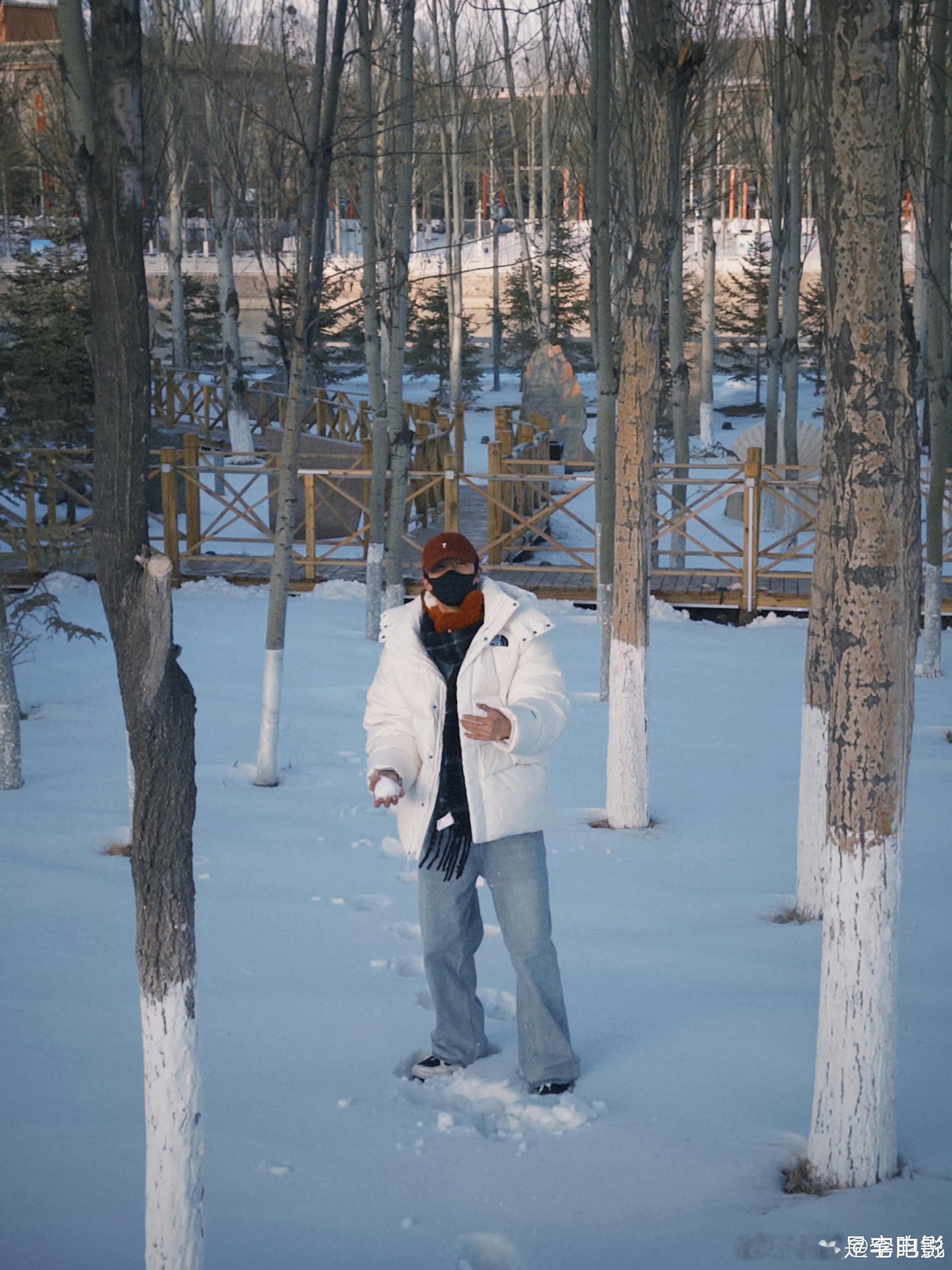 李昀锐雪景明信片 李昀锐刚到青海，就拍了十八宫格雪景照，还戴了狐狸耳罩🦊，好少