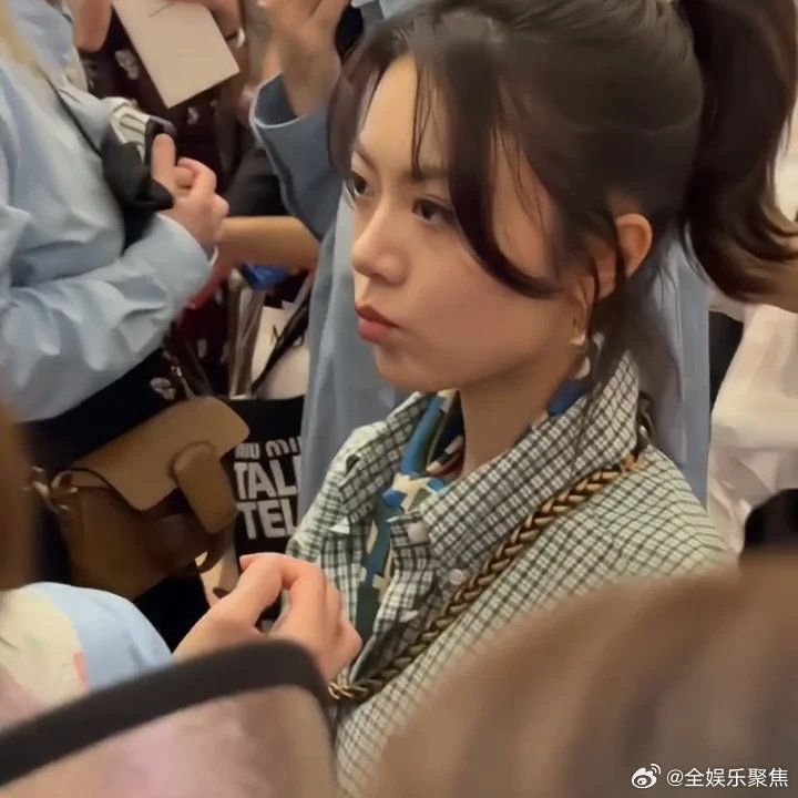 赵今麦走过头了这个赵今麦怎么这么可爱！赵今麦走过头的反应孩子走过头了就尴尬大笑可