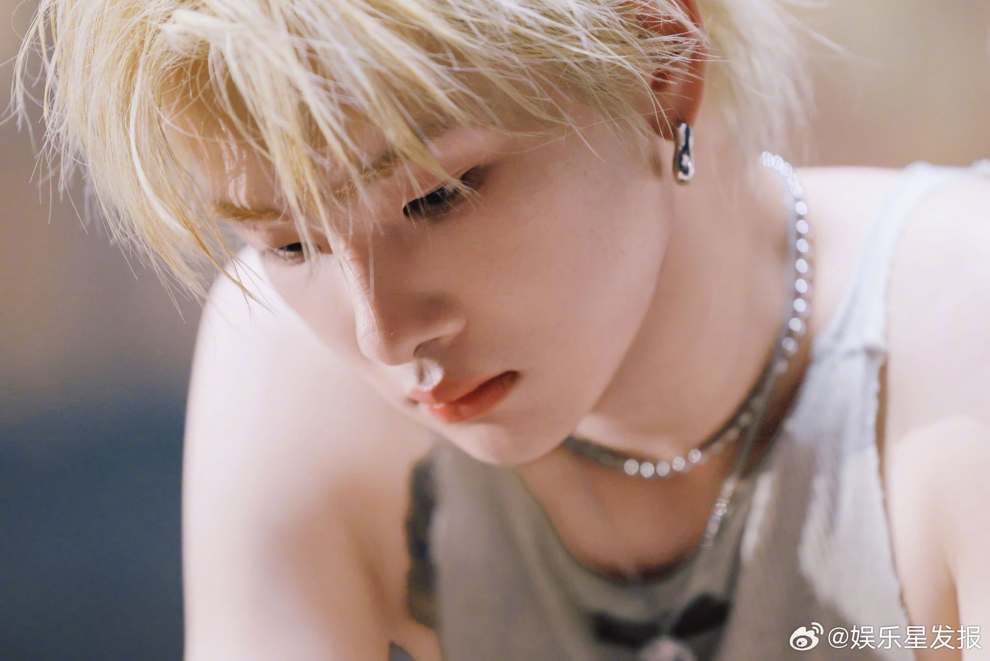 周震南是不是忘切小号了 周震南的评论区是快乐源泉！粉丝疯狂整活，他水灵灵回怼，合