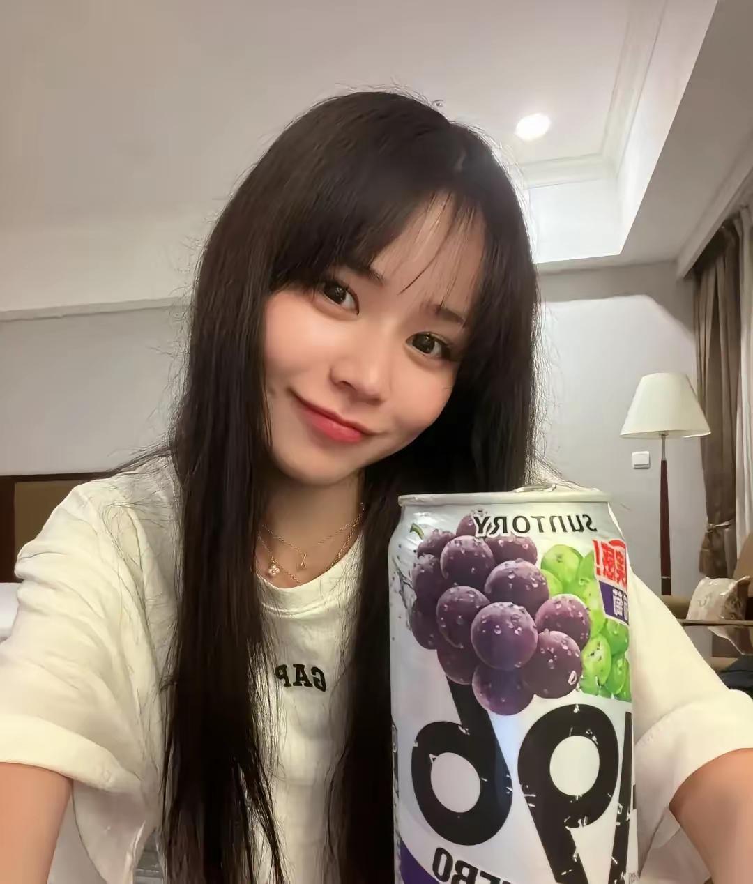 人家没偷没抢，自己挣的钱，咋了？？为什么这么道德绑架？？？人家才22岁，就捐了这