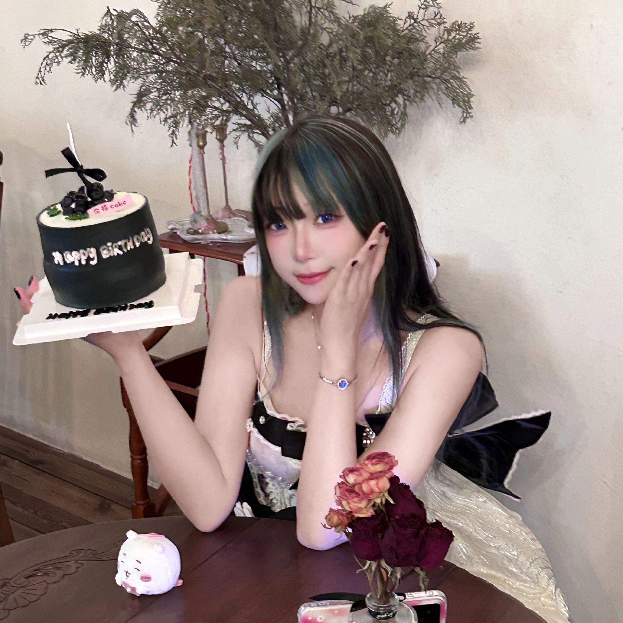 爱我的人与我爱的人陪我走过这幸福的一岁。