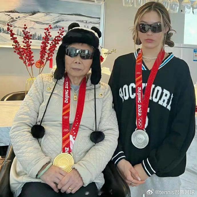 【谷爱凌晒与奶奶合照】社媒晒出和奶奶的照片：我承诺过要像你一样的勇敢，我爱你奶奶
