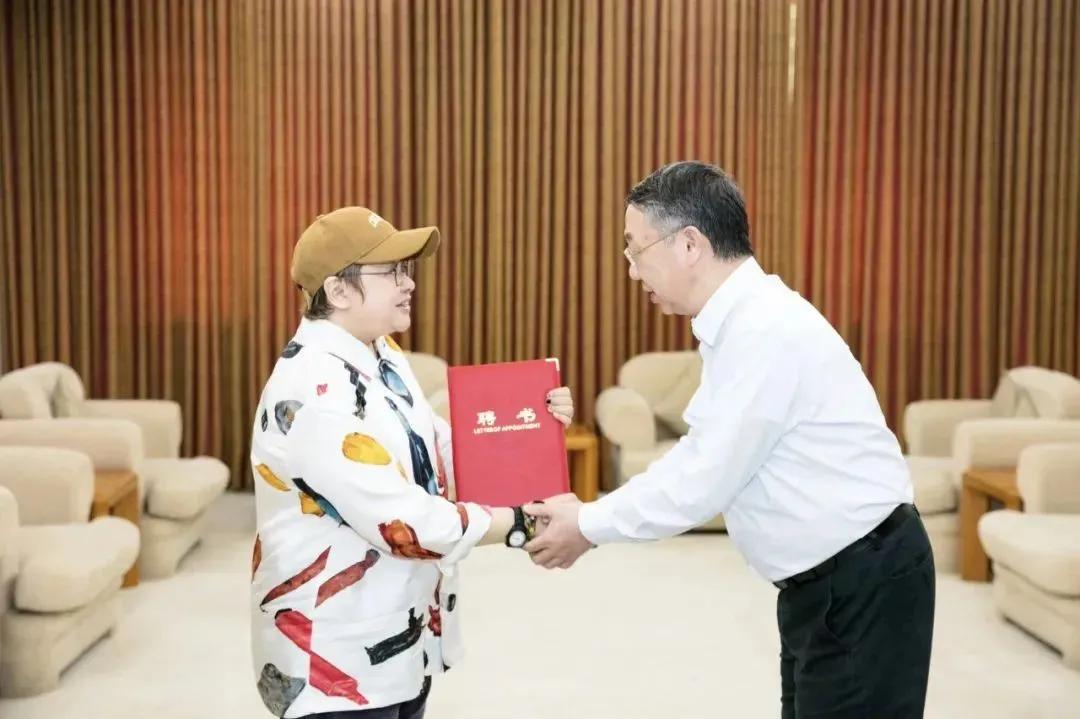 韩红变“蒙面诗人”？新书见面会现场揭秘文字里的另一个自己！ 
那个唱《天路》震得