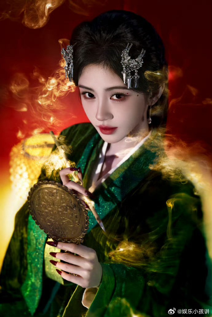 鞠婧祎露芜衣阴湿女鬼鞠婧祎露芜摄人心魄的女鬼 露芜衣造型太绝！冷艳眉眼裹着媚骨，