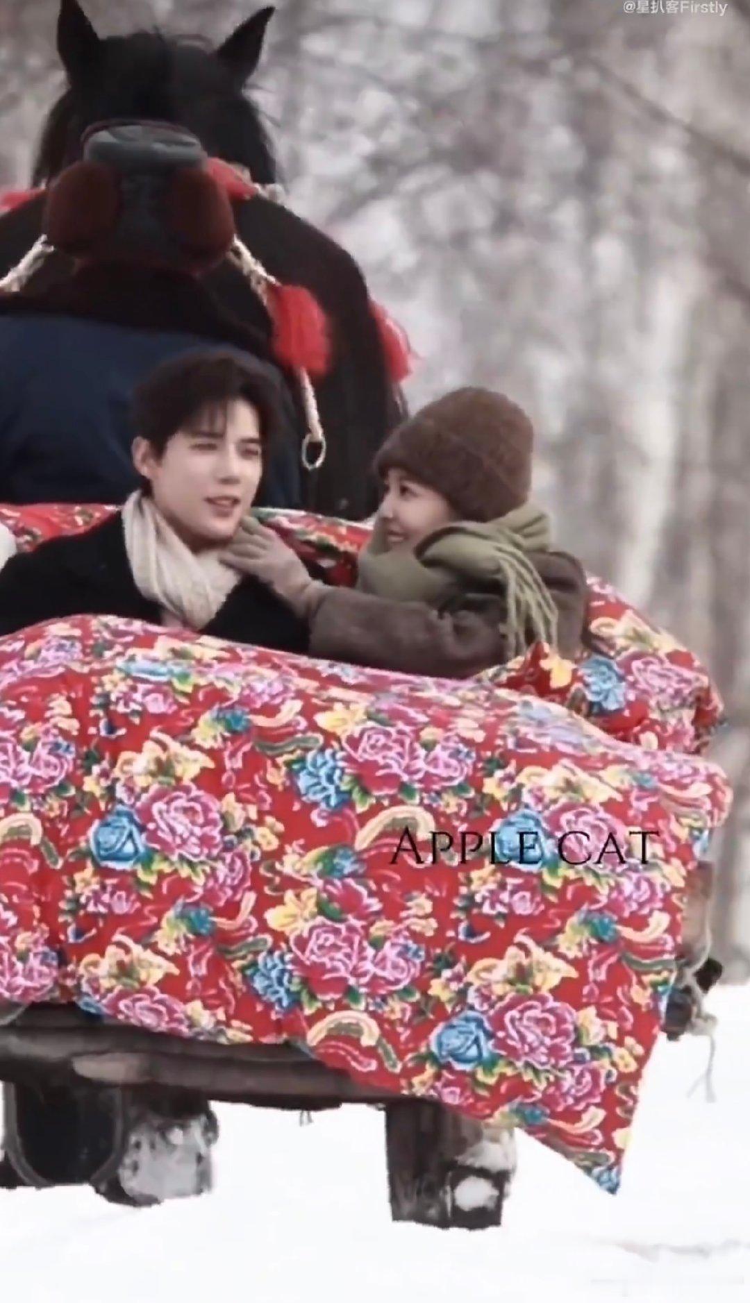 王安宇章若楠现偶版乡村爱情 乡村造型也挡不住两人的颜值气场，现偶版乡村爱情直接让