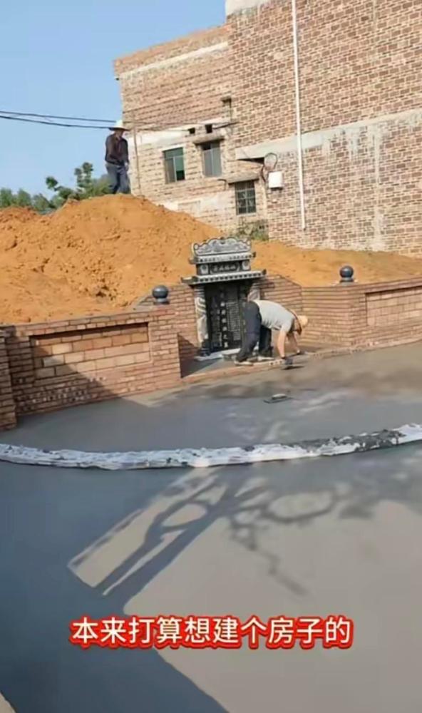 村里最近传了个怪事。有人想在自家地盖房，结果邻居集体不给签字，宅基地申请过不了。