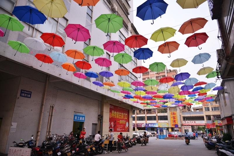 那年我初到山东省莱阳。下午，在一家饭店用餐完毕，行至门口时，骤雨突降。正当我无计