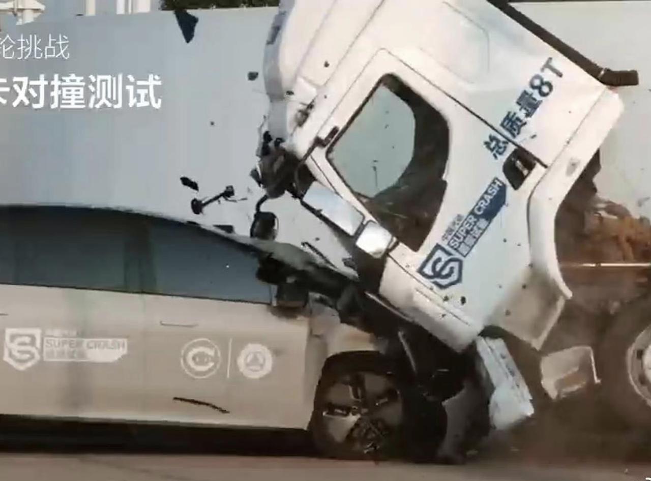 理想i8发布会上秀了一段理想i8与8吨卡车100公里/小时对撞测试视频。
卡车品