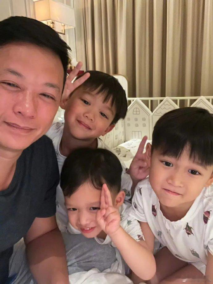 胡杏儿晒照为李乘德庆父亲节，一家五口超温馨。夫妻恩爱如初，三个儿子与爸爸仿若复刻