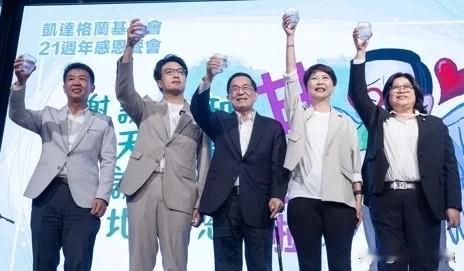 民进党台北市长参选人沈伯洋昨天（28日）与陈水扁同台，陈称对沈很有信心。国民党台