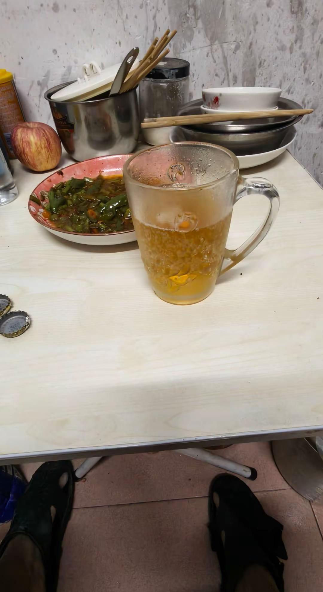 上次喝酒还是三个月前，不知道过期没，啤酒还是那个味，哥已经不是当年的哥了，人到中
