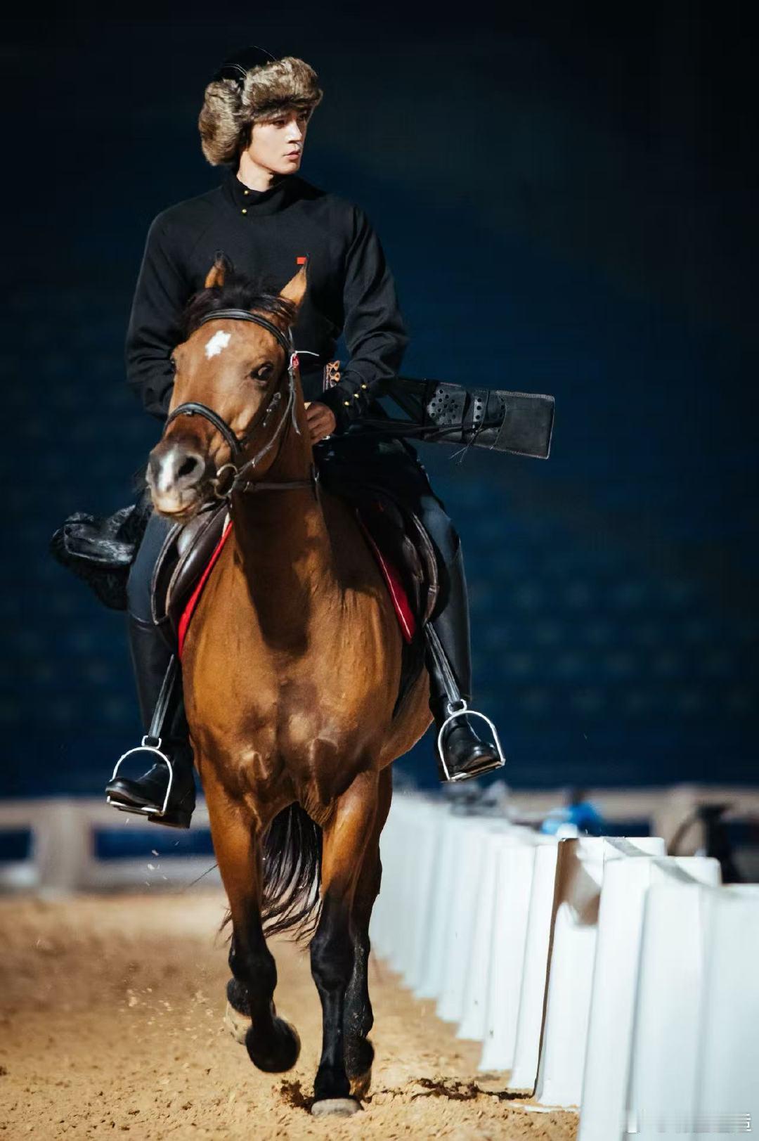 于适用小腿轻推马腹太苏了 于适真的把“苏”刻进细节里！骑马时轻推马腹的动作温柔又