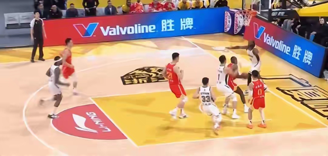 广厦狂胜辽宁豪取4连胜北京时间12月25日，CBA常规赛，广厦主场以96-64狂