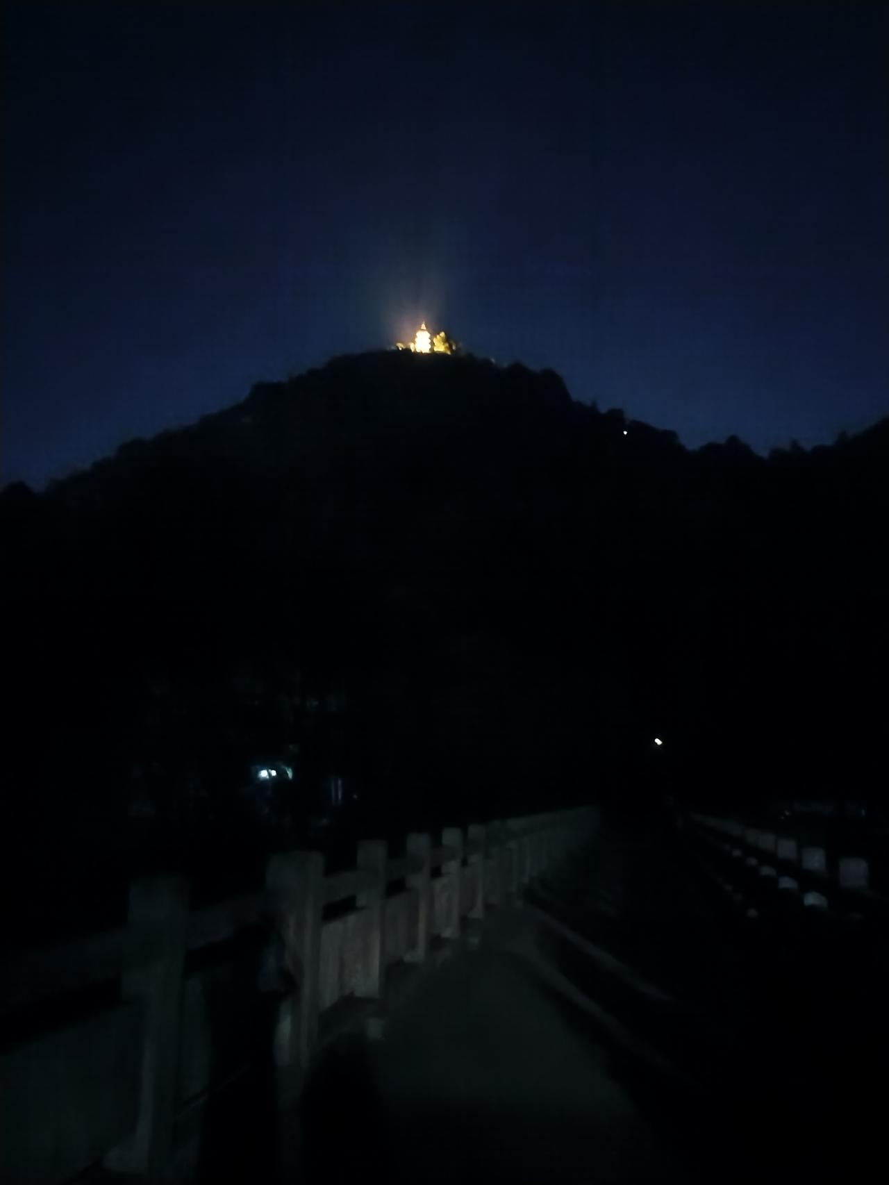 ⛰上风景独好，一路山行小径，最怕的就是毒蛇，好在没有看到。
南方的山，最怕的就是