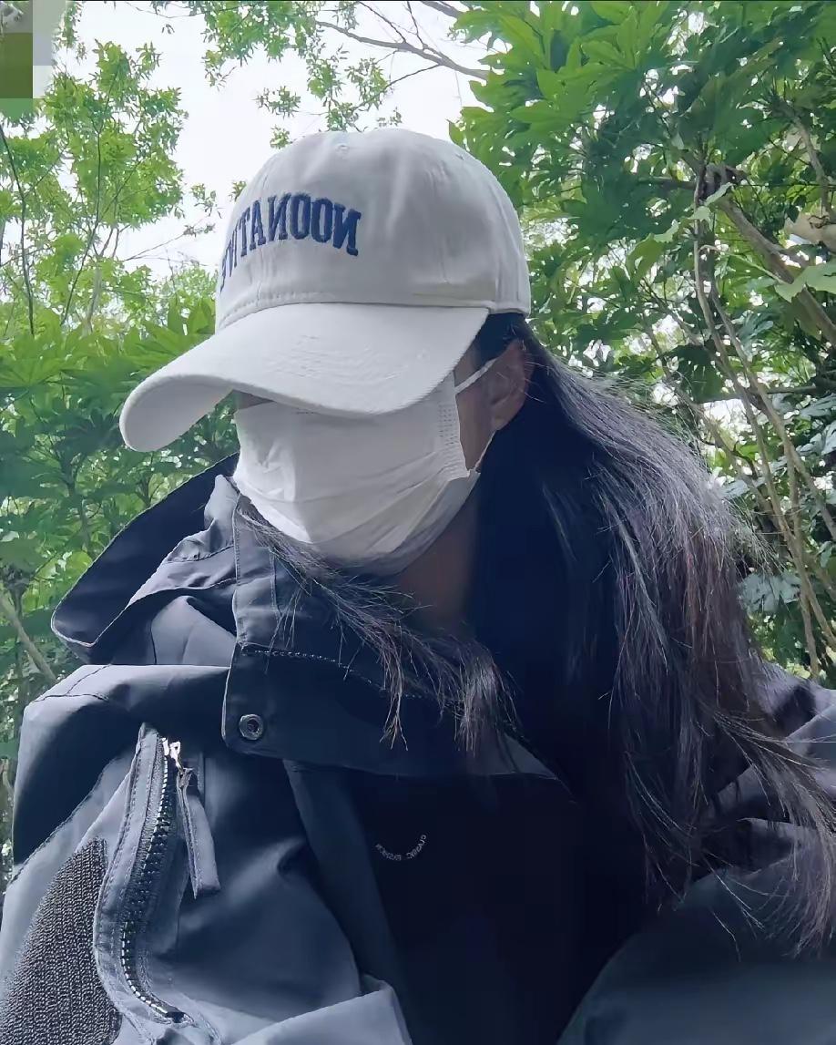 现在女的都挺奇怪的，不管什么时候出门，都戴着口罩，一年四季都戴着。
​​大冬天戴