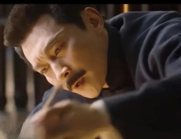 曹磊和靳东是中央戏剧学院的同班同学，两人同时进入演艺界，他俩还出共参演了许多电视
