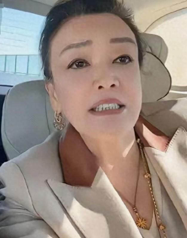 我们不是汪小菲和兰姐的黑粉，而是一群有孩子的妈妈。
 
我们愤怒的是母亲这样不被