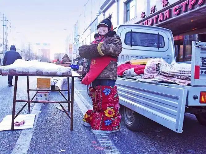 【零下30℃黑河早市，卖菜大姨脚踩“航母”出摊！网友：鞋里能养企鹅】

凌晨四点