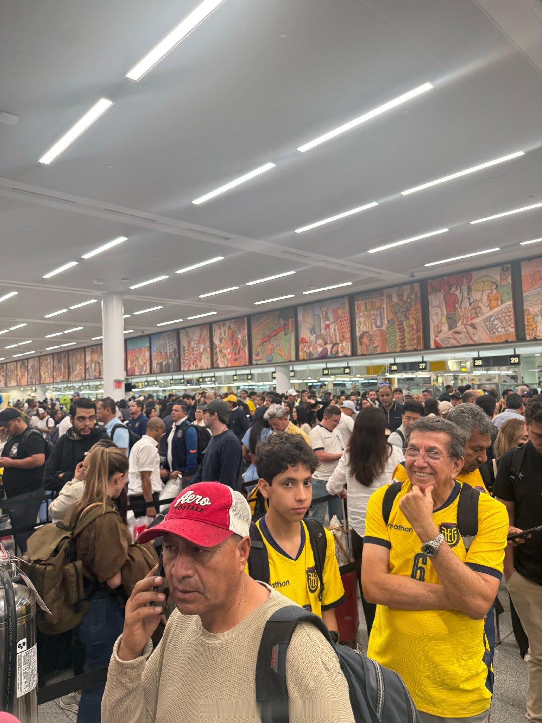 墨西哥城飞纽约，和大罗一班飞机当地时间00:40，入关排队要一个小时…和很多巴西