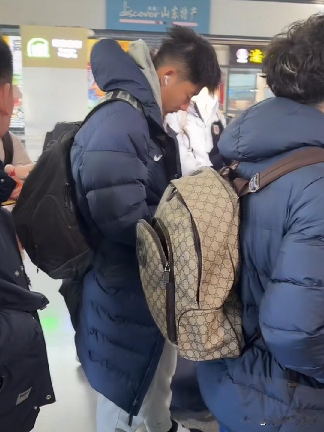 国字号9人缺席！泰山队约40人今日上午一同出征海口冬训，泰山球迷：先凑齐阵容，前