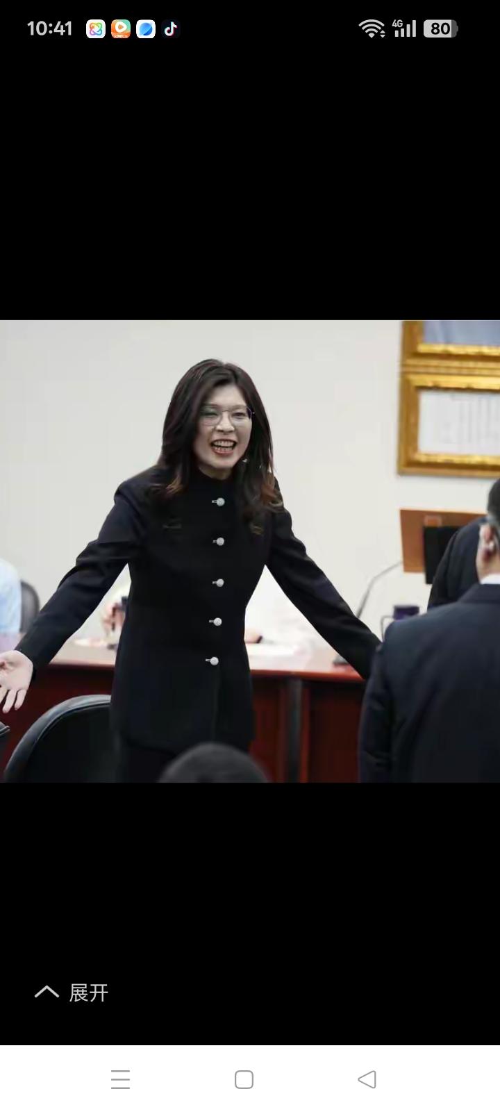 奴出自街头，
志在民进党后悔。
偶遇连翁指点迷津，
遂披甲执锐辕门射戟。
所谓执