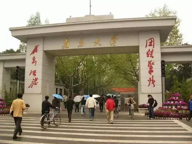 有人统计
凡是能上985、清北的孩子：
45%左右，小学就是学渣，班排名30开外