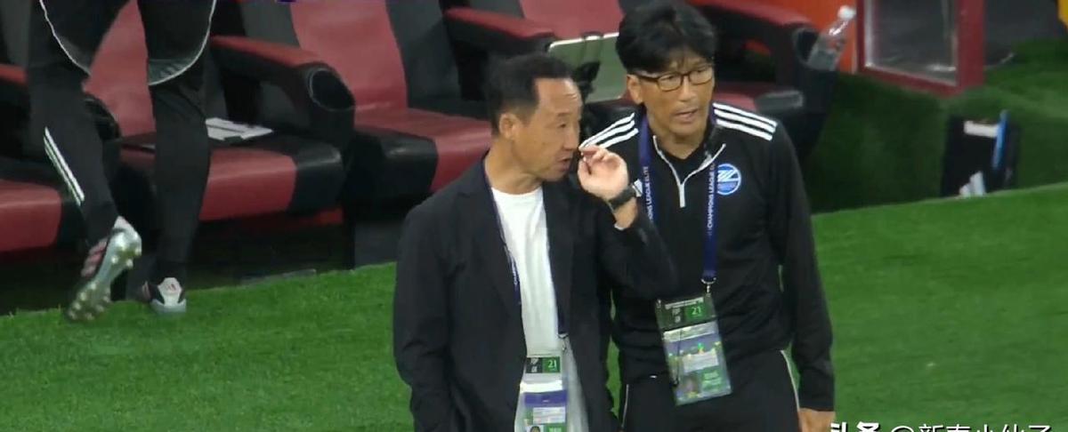 赢了还猛冲，这不是疯了，是真懂球。
町田2-0领先，不退反扑，逼得上港连出球都喘