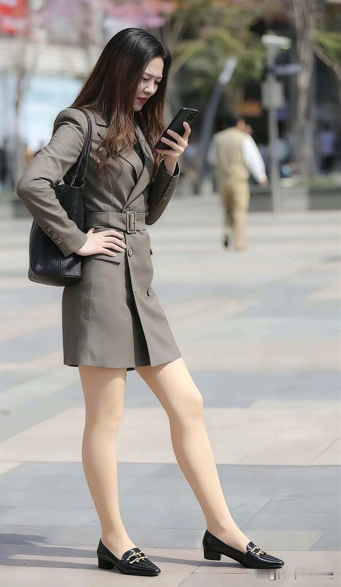 都市女郎穿搭指南：时尚西装裙搭配高跟鞋，自信满满