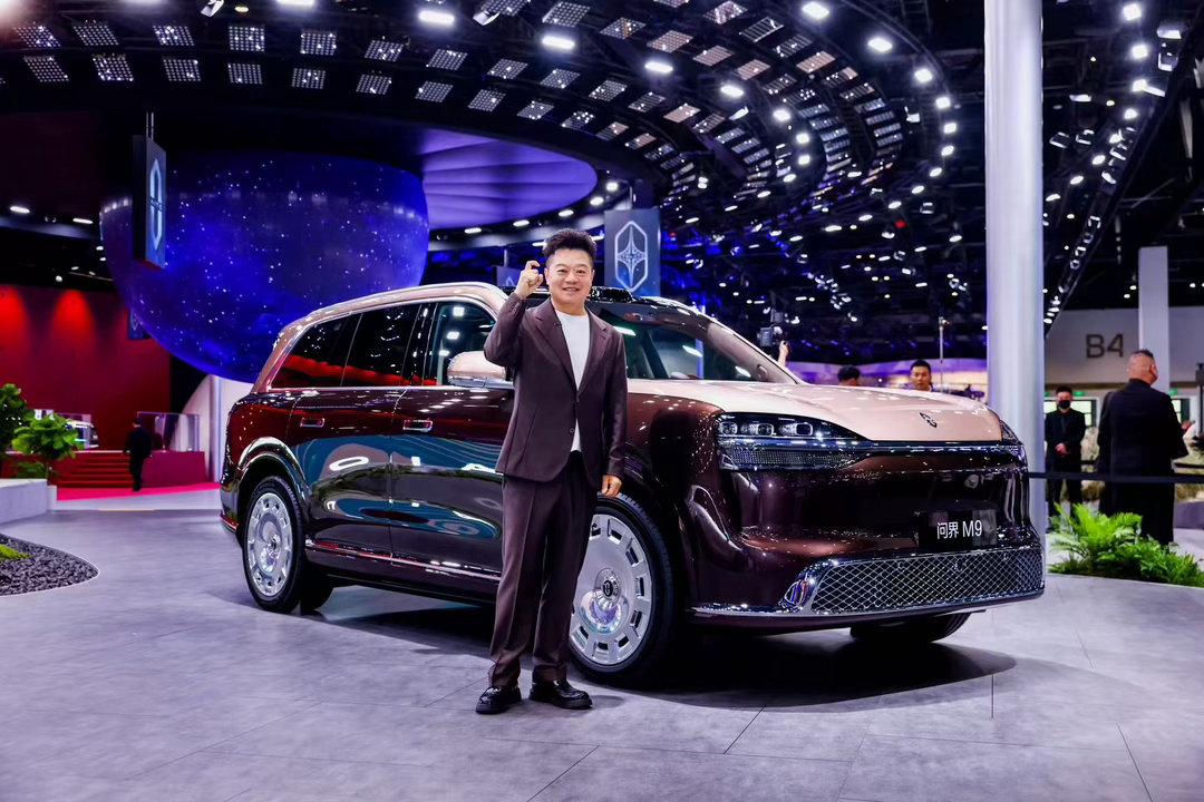 马东下单全新一代问界M9 北京车展上，马东在鸿蒙智行会客厅跟余总聊嗨了。全新一代