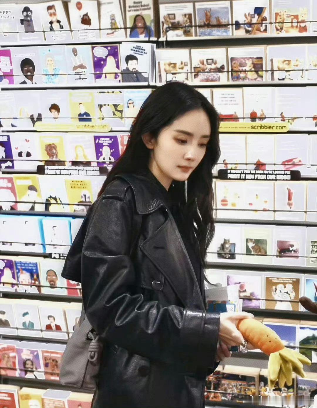 杨幂的镜头感刻进DNA里了杨幂连花絮都像在拍MV褪去正式拍摄的束缚，杨幂在花絮里