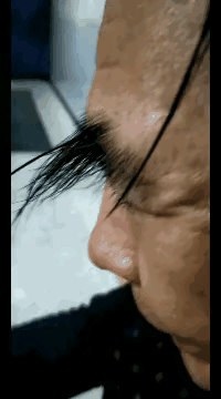 这个人的眉毛长的真特殊，也不知道这是真眉毛，还是假眉毛，如果这是真眉毛的话，实实