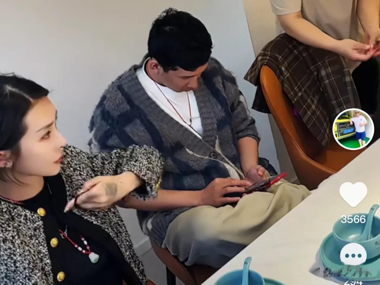 网红天佑的生活绝对是每个人梦寐以求的，上午喝茶聊天，下午睡觉休闲。冬天滑雪，夏天