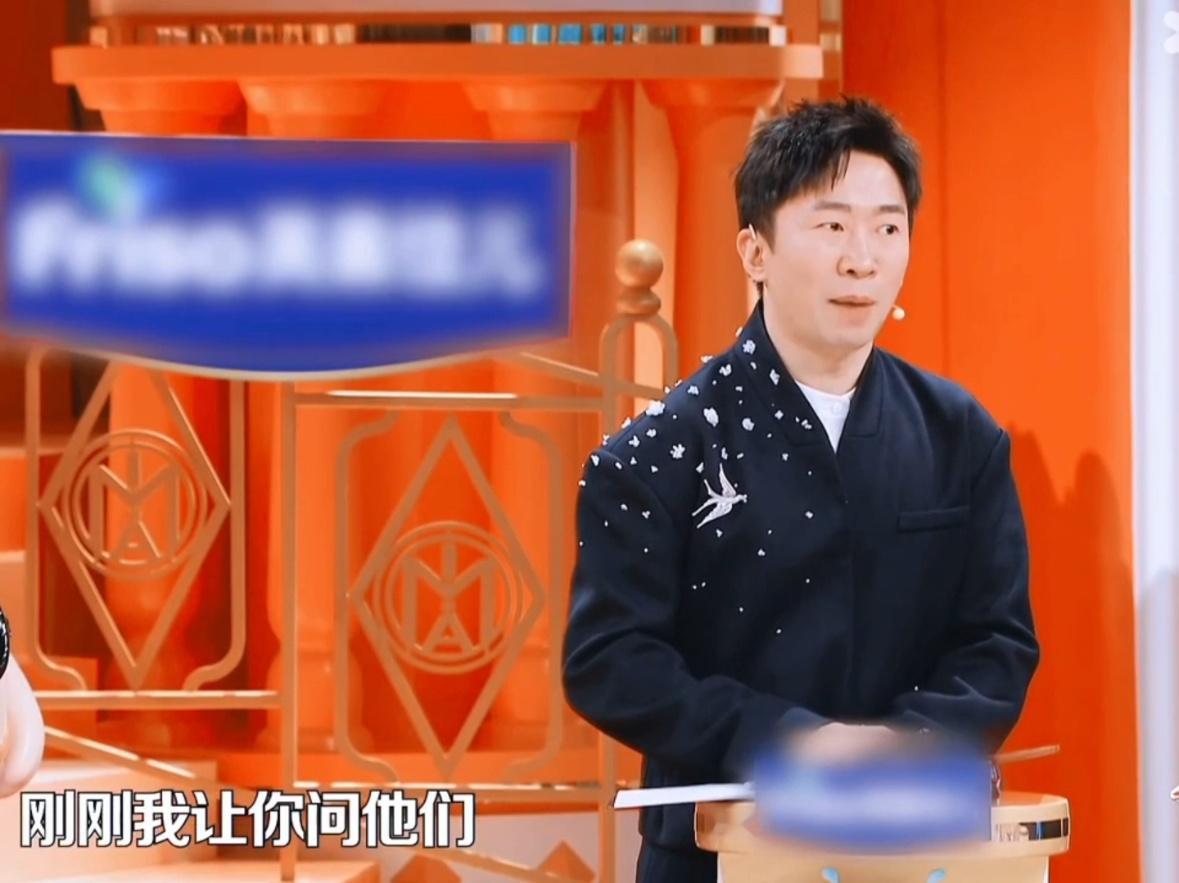 杨迪这嘴可以参加50米短跑 杨迪被易立竞问问题的状态，感觉后面有什么在追他，速度