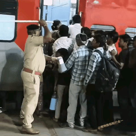 一棍子！一棍子！又是一棍子……看看印度警察是怎样维持上车秩序的！有说话的、有不按