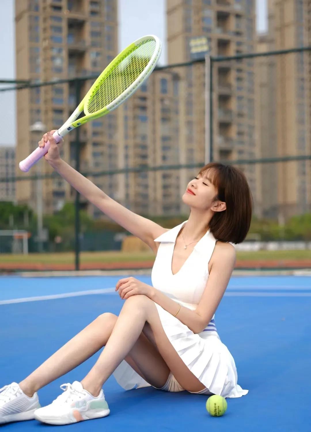  网球小白持续进阶中，场上一次次挥拍，汗水尽情挥洒，在网球日常里，解锁属于自己的