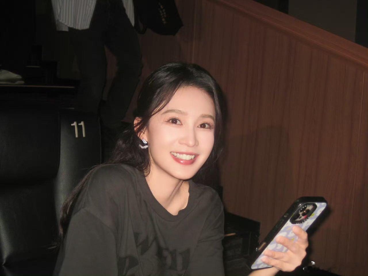 李沁花絮掉落李沁追剧团花絮李沁追剧团花絮，掉落，行行行 ​​​