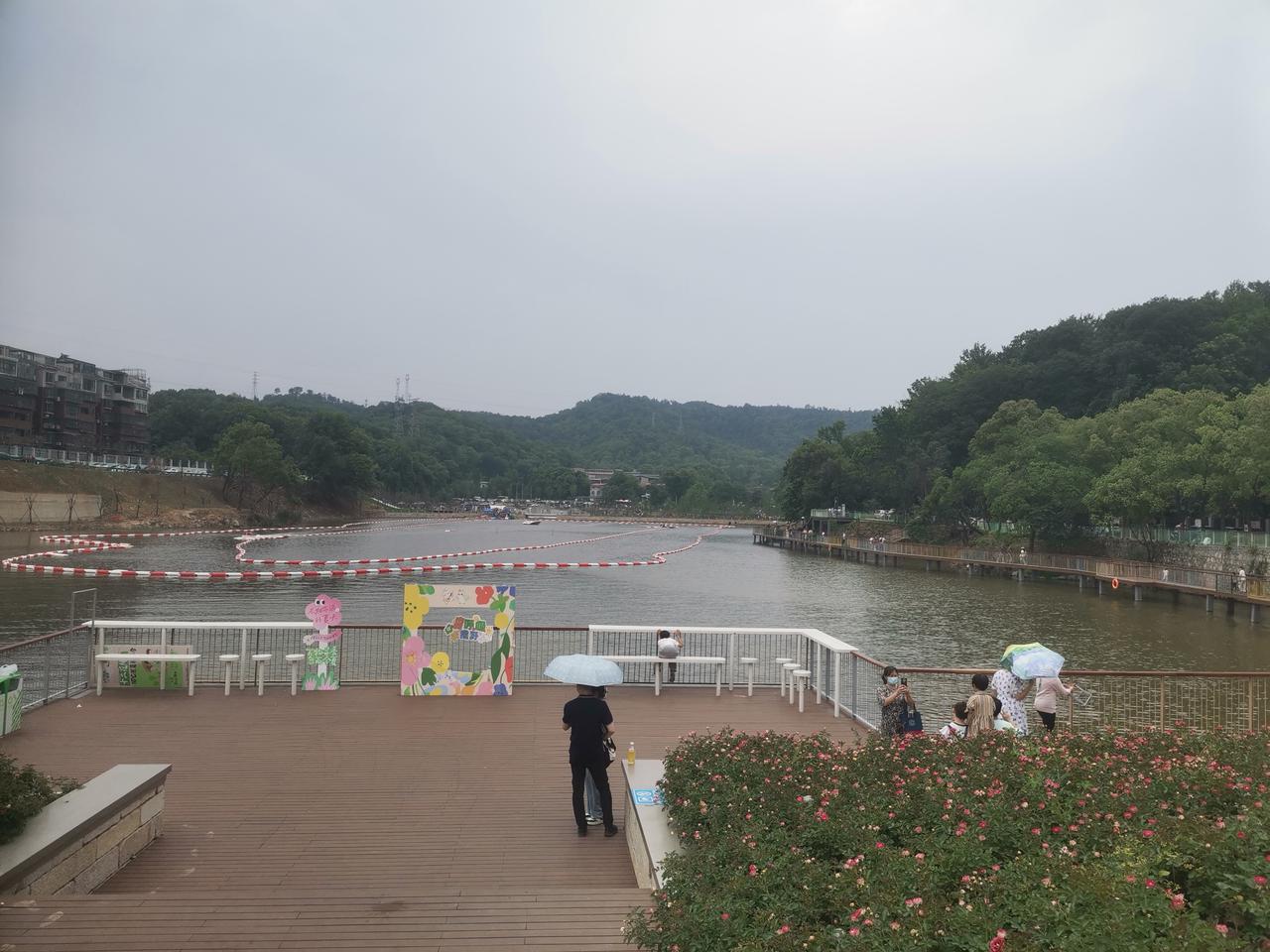 城市里的很多老旧小区都在改造，加装电梯、改造下水道、修车棚、装晾衣架等等。
城市