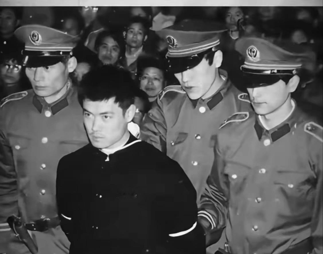 1987年，售票员于双戈赌红了眼，欠了一屁股债。他竟偷走3把枪，冲进银行抢钱，开