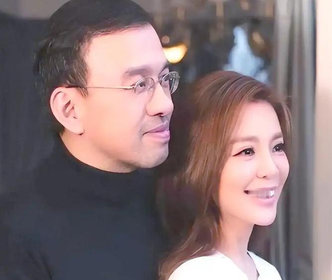 2004年，王志求婚朱迅，朱迅有些措手不及，呆呆地问了王志一句：“那你有病吗？”