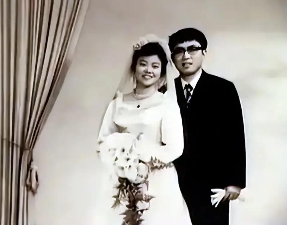 多美的婚纱照，“棋圣”聂卫平和妻子王静。当年，他俩结婚，可是热闹了媒体，其实，看