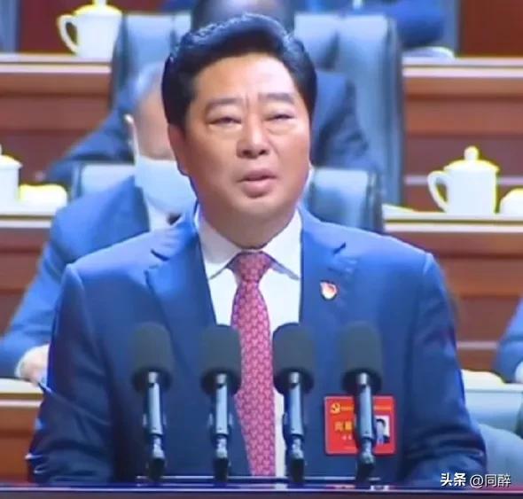 尽管不能完全以貌取人，但是他那迷离的眼神确实不像个清廉的官员。俗话说，眼睛是心灵