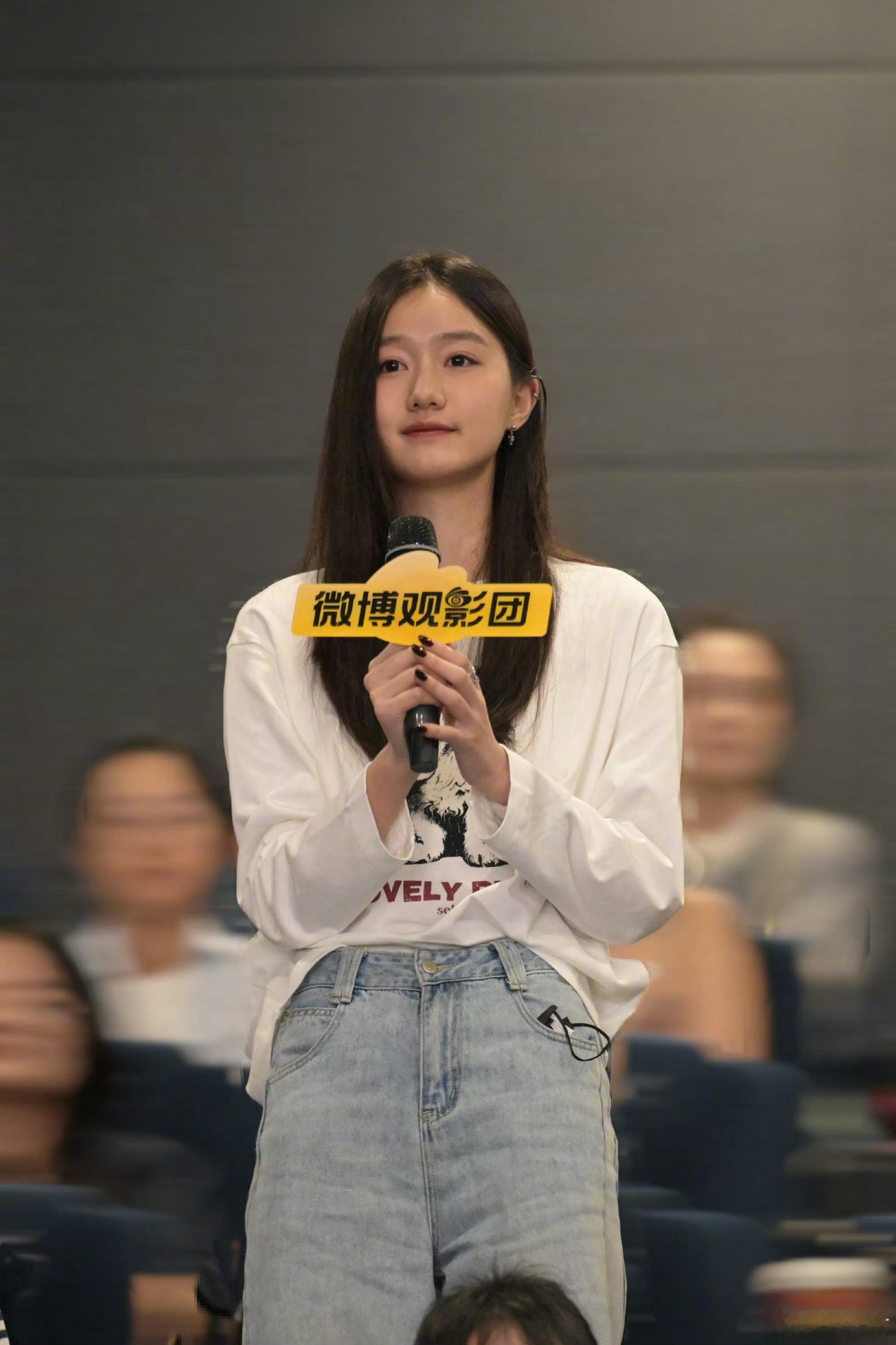 纪姿含分享龙餐馆观影感受纪姿含坦白没提前了解《龙餐馆》，抱着看美食片的心情进场，