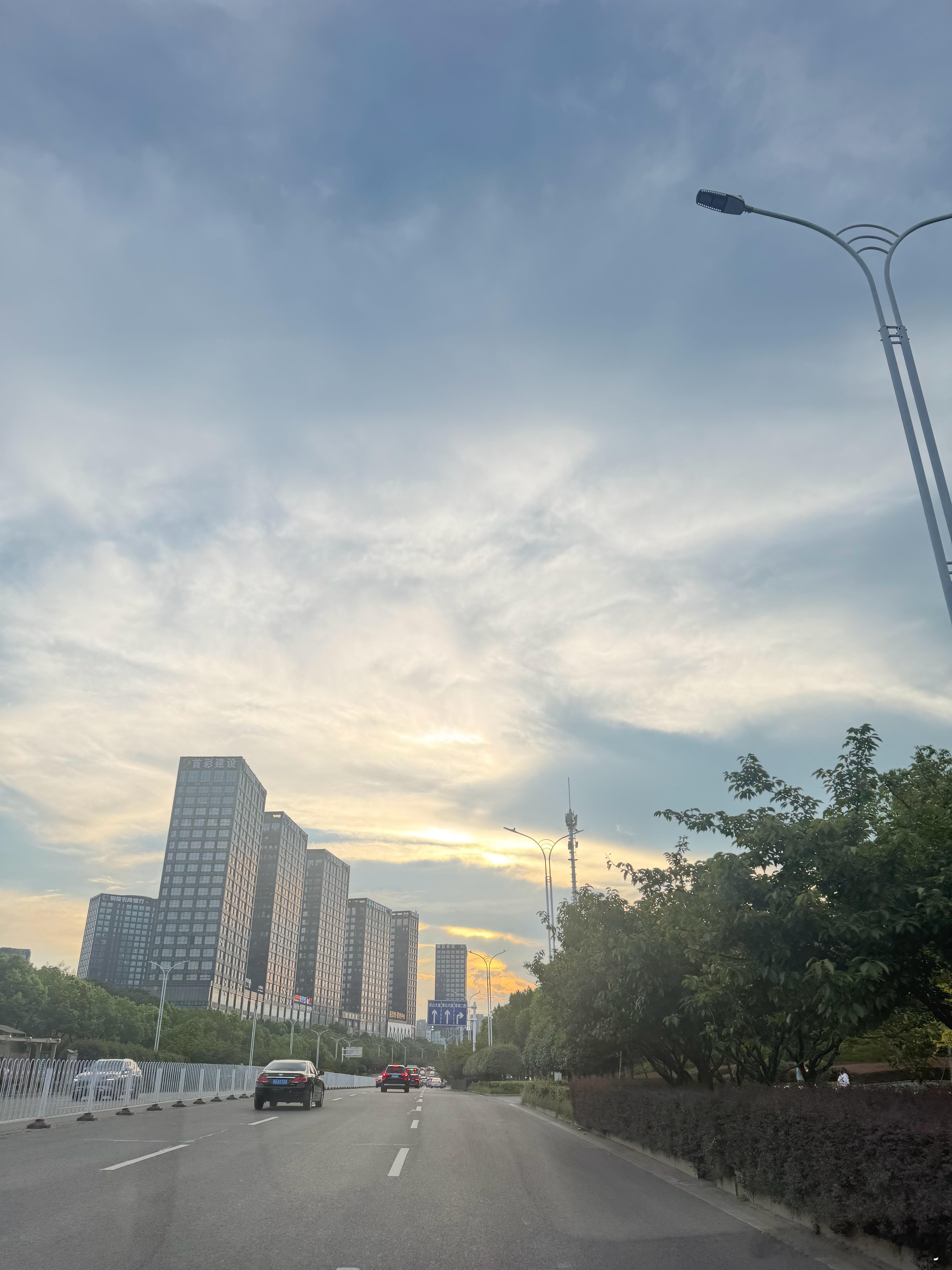 每日一善  你像月亮一样照进了我的生活 你的光让我撑过了很多难熬的时候 虽然现在